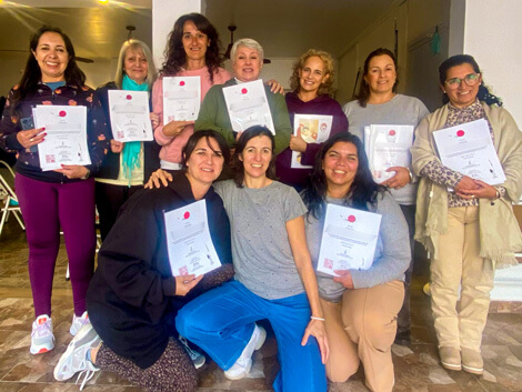 Grupo de formación Reiki en Tandil posando con sus certificados