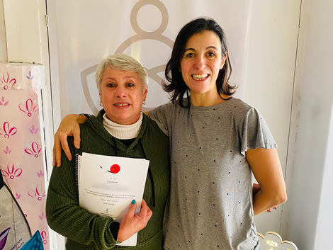Entrega de certificado en la formación de Reiki en Tandil