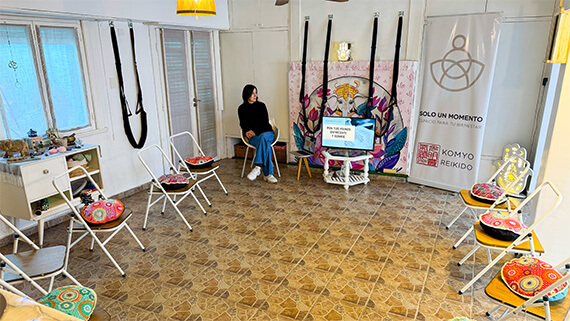 Espacio de formación Reiki en Tandil, salón con sillas en semicírculo