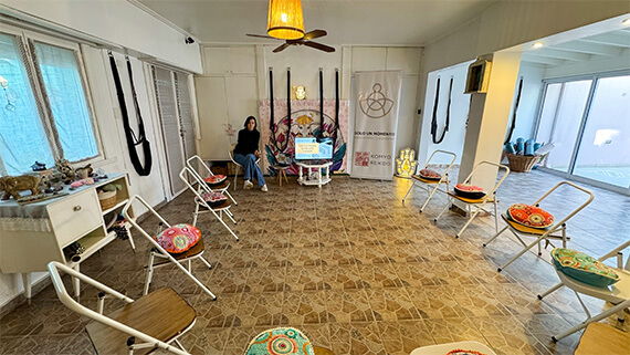 Formación Reiki en Tandil, salón con banners de Komyo ReikiDo