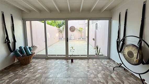 Espacio de formación Reiki en Tandil, salón con colchonetas, gong y patio interno