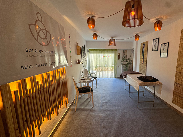 Espacio de Reiki — camilla y ambiente