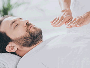 Sesión de Reiki — imposición de manos